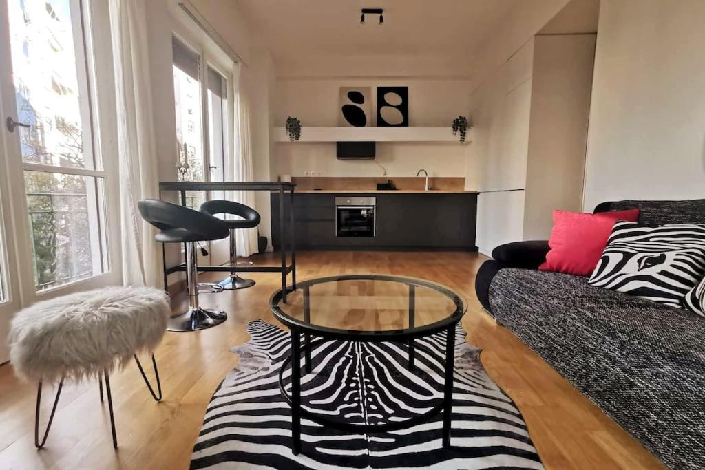 Cdv Stylish Flat *